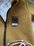 Walkoverall Senf Blätter Gr. 92/98 – Detail