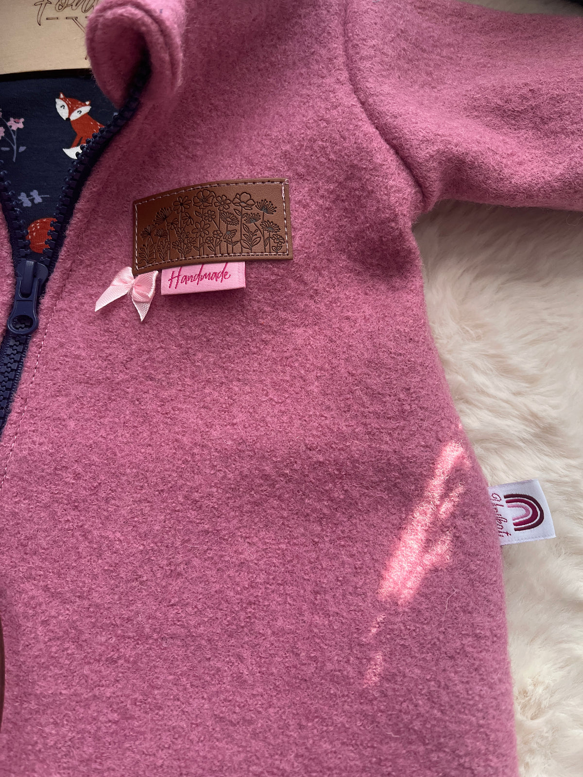 Walkoverall Himbeer/Blau Fuchs Gr. 56/62 – Detail