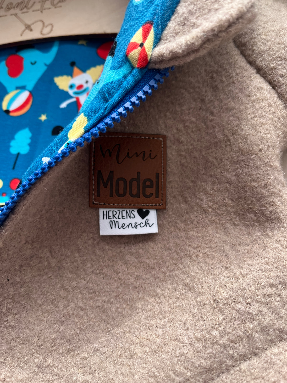 Walkoverall Beige Zirkus Gr. 80/86 – Detail