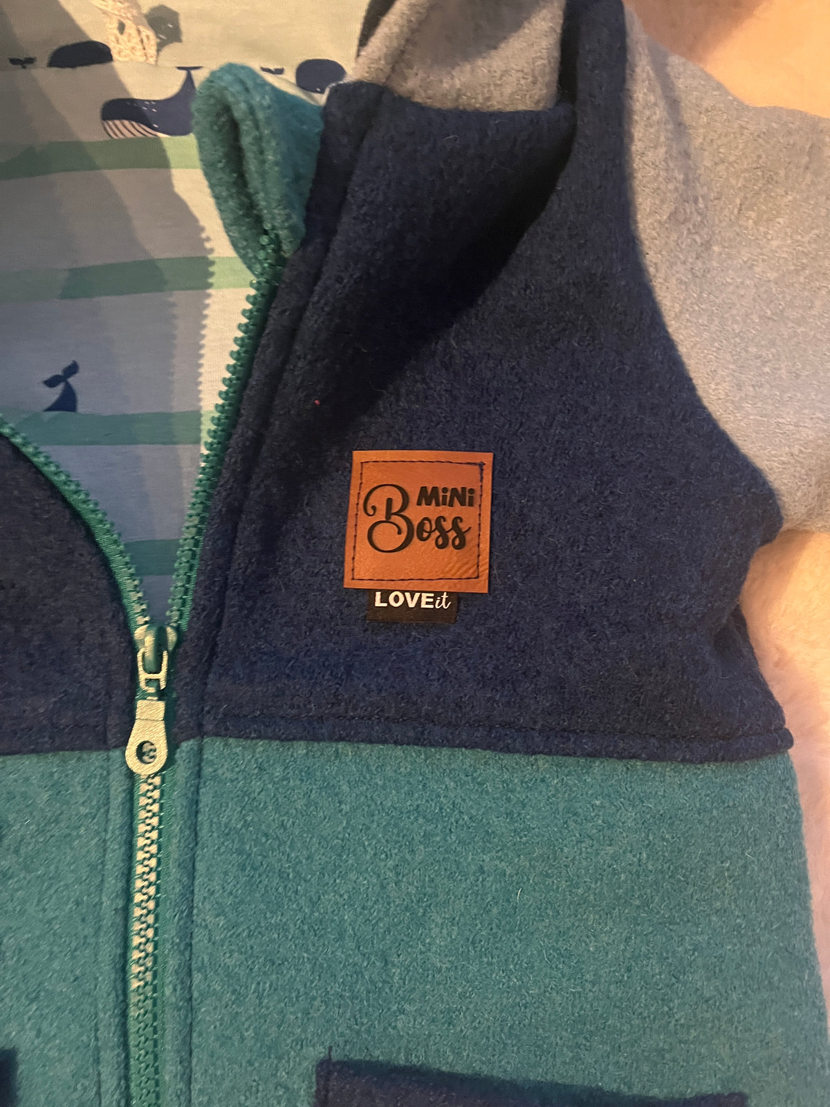 Walkjacke Petrol/Blau Wal Gr. 104 – Detail