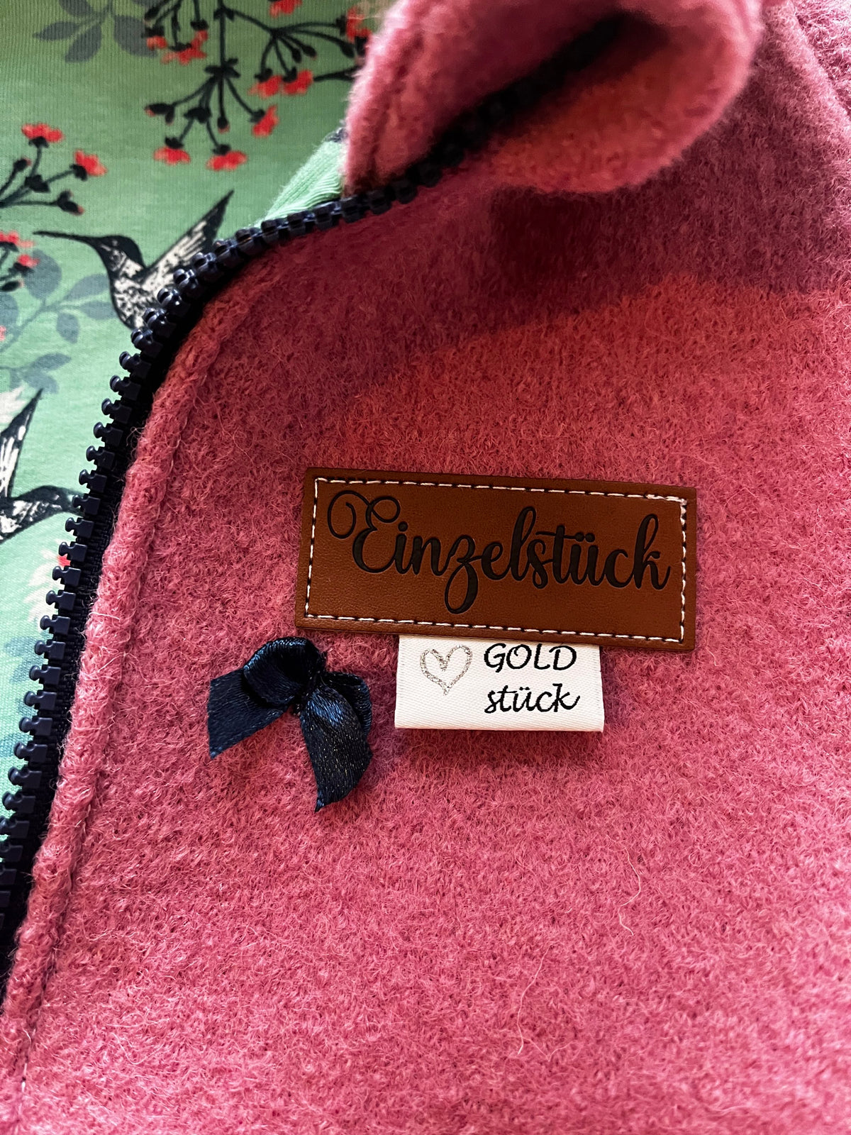 Walkoverall Himbeer Vögel Gr. 74/80 – Detail