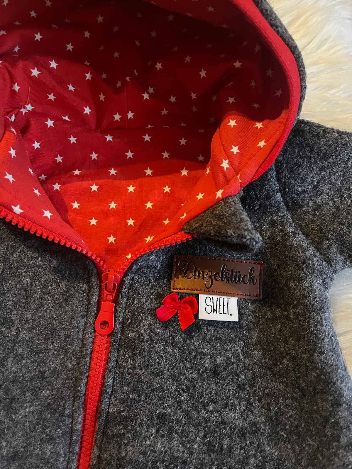 Walkoverall Rot Sterne Gr. 56/62 – Detail